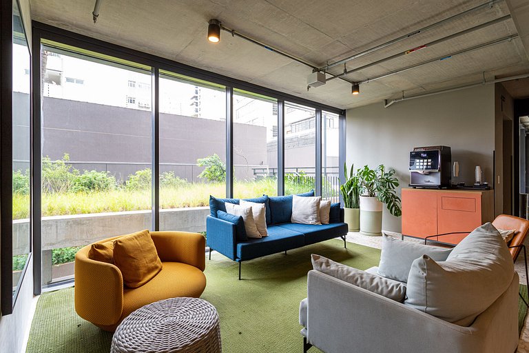 Apto amplo em prédio com piscina e coworking