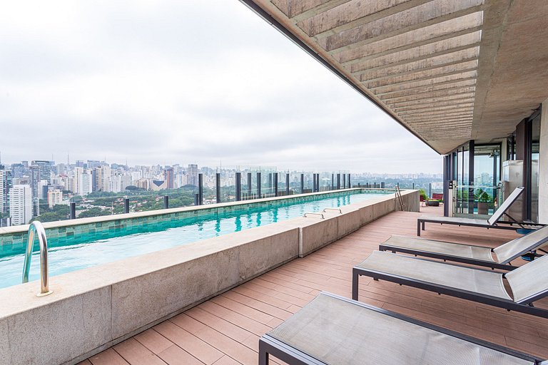 Studio c varanda, cama queen, prédio com piscina