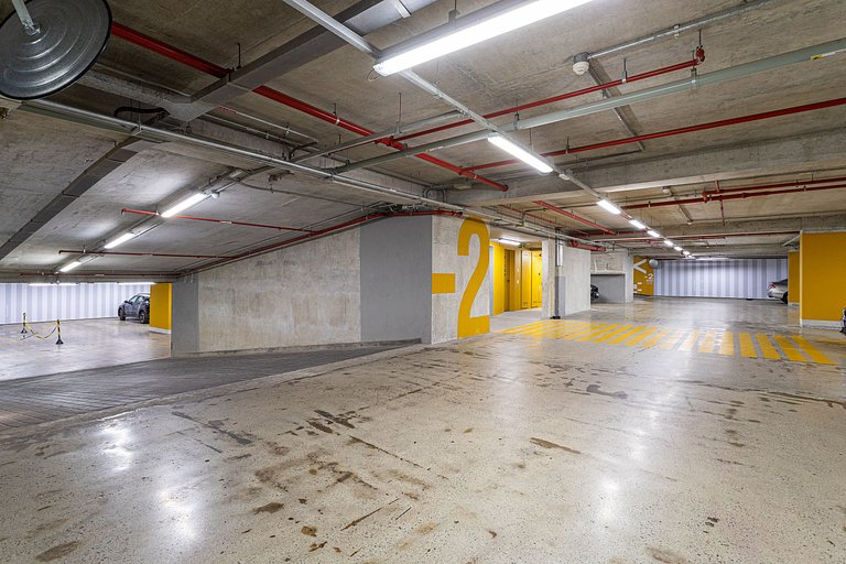 Studio c varanda, cama queen, prédio com piscina