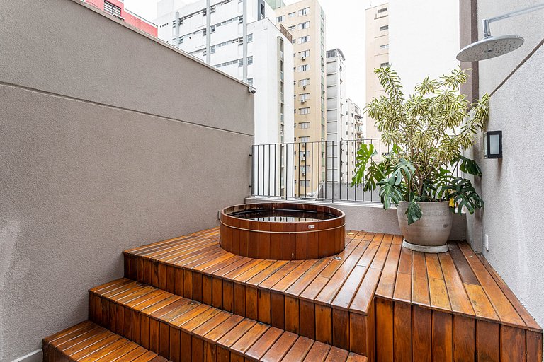 Studio c/ sacada e área externa a lado da Paulista