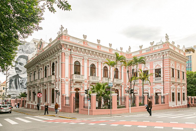 Estúdio completo com varanda, prédio com academia
