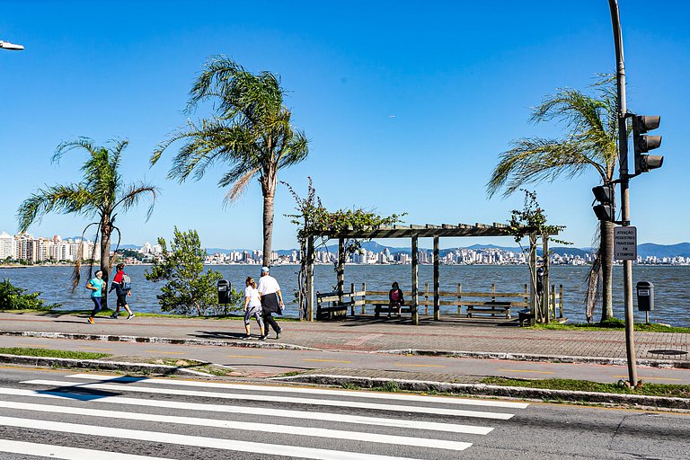 Estúdio completo com varanda, prédio com academia