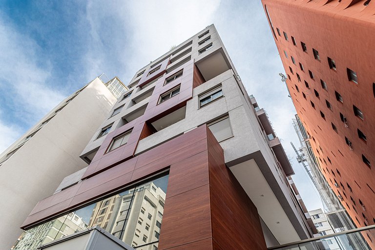 Ap novo na Rua Oscar Freire com varanda e academia