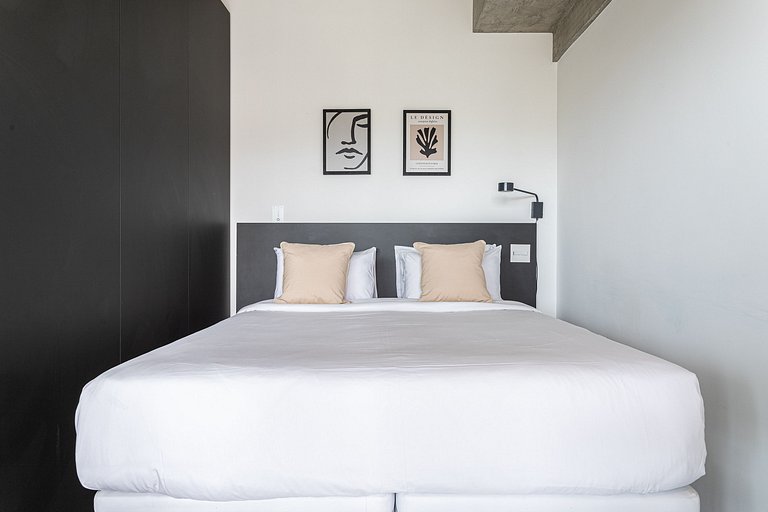 Studio c varanda, cama queen, prédio com piscina