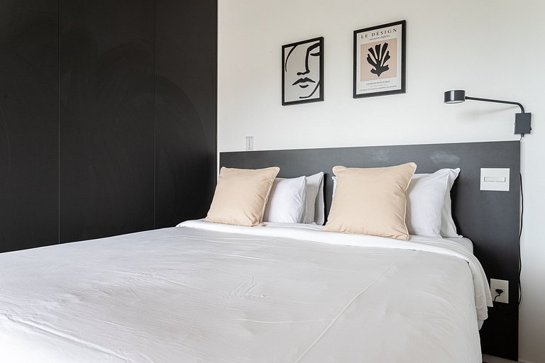 Studio c varanda, cama queen, prédio com piscina