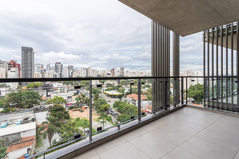 Studio c varanda, cama queen, prédio com piscina