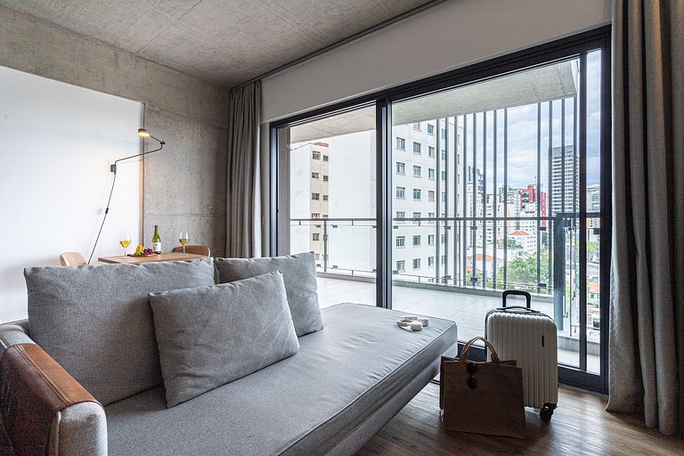 Studio c varanda, cama queen, prédio com piscina