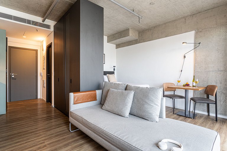 Studio c varanda, cama queen, prédio com piscina