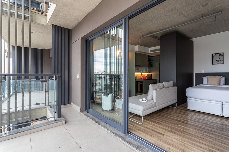 Studio c varanda, cama queen, prédio com piscina