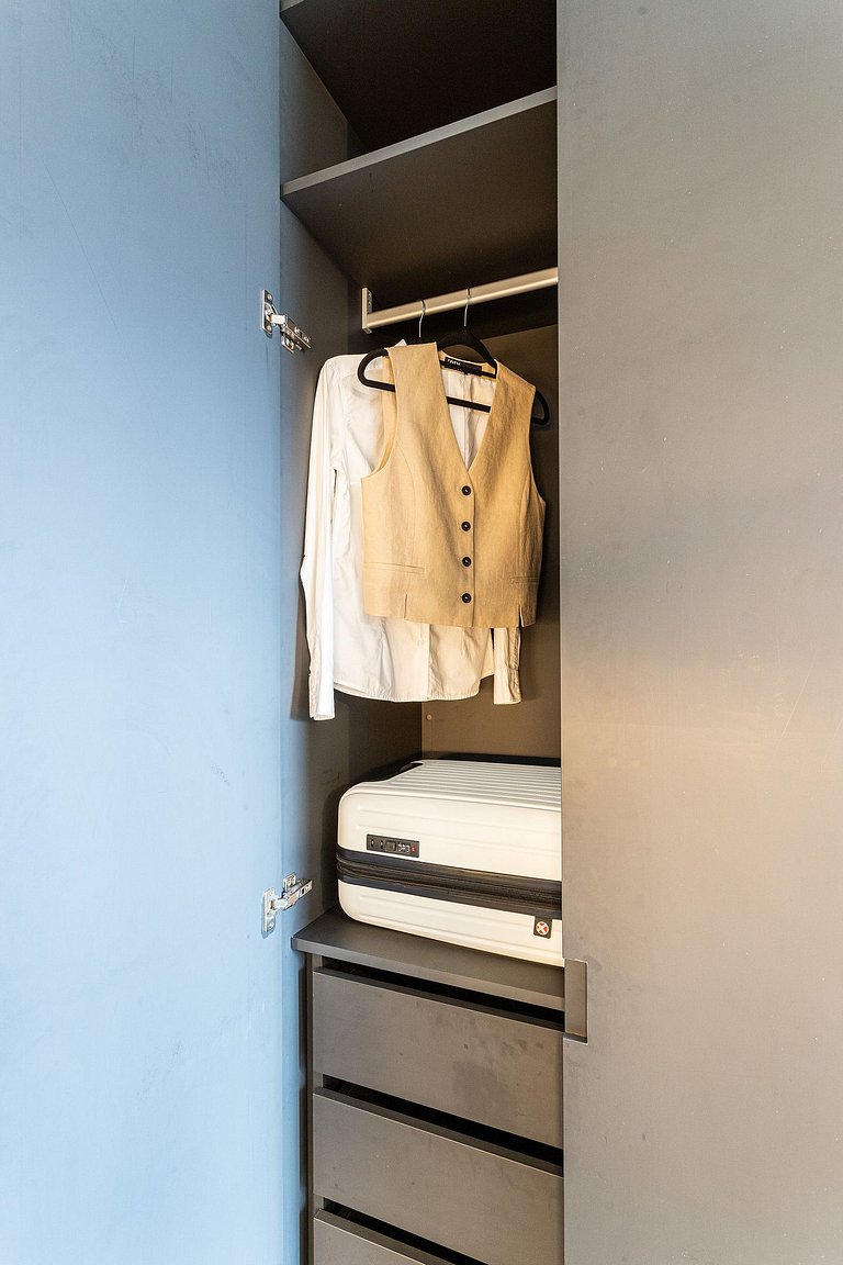 Studio c varanda, cama queen, prédio com piscina