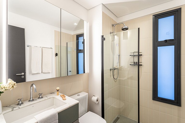 Studio c varanda, cama queen, prédio com piscina