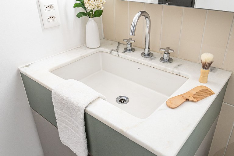 Studio c varanda, cama queen, prédio com piscina