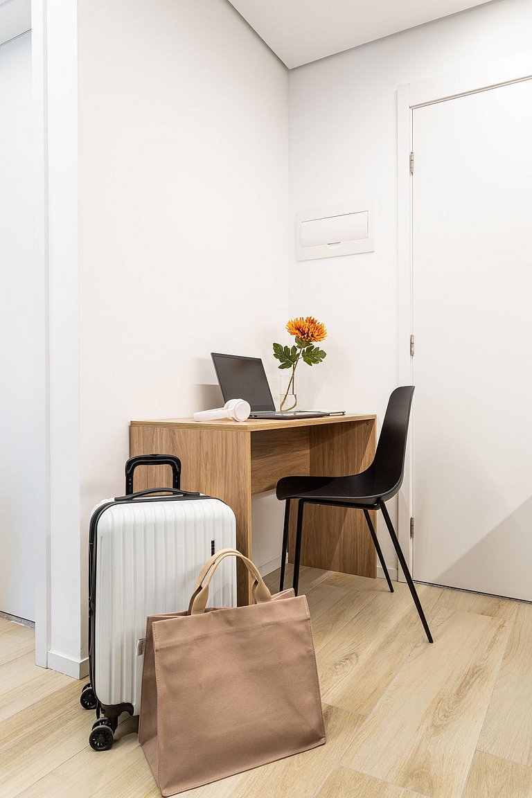 Estúdio com cama queen e varanda próx Av Paulista