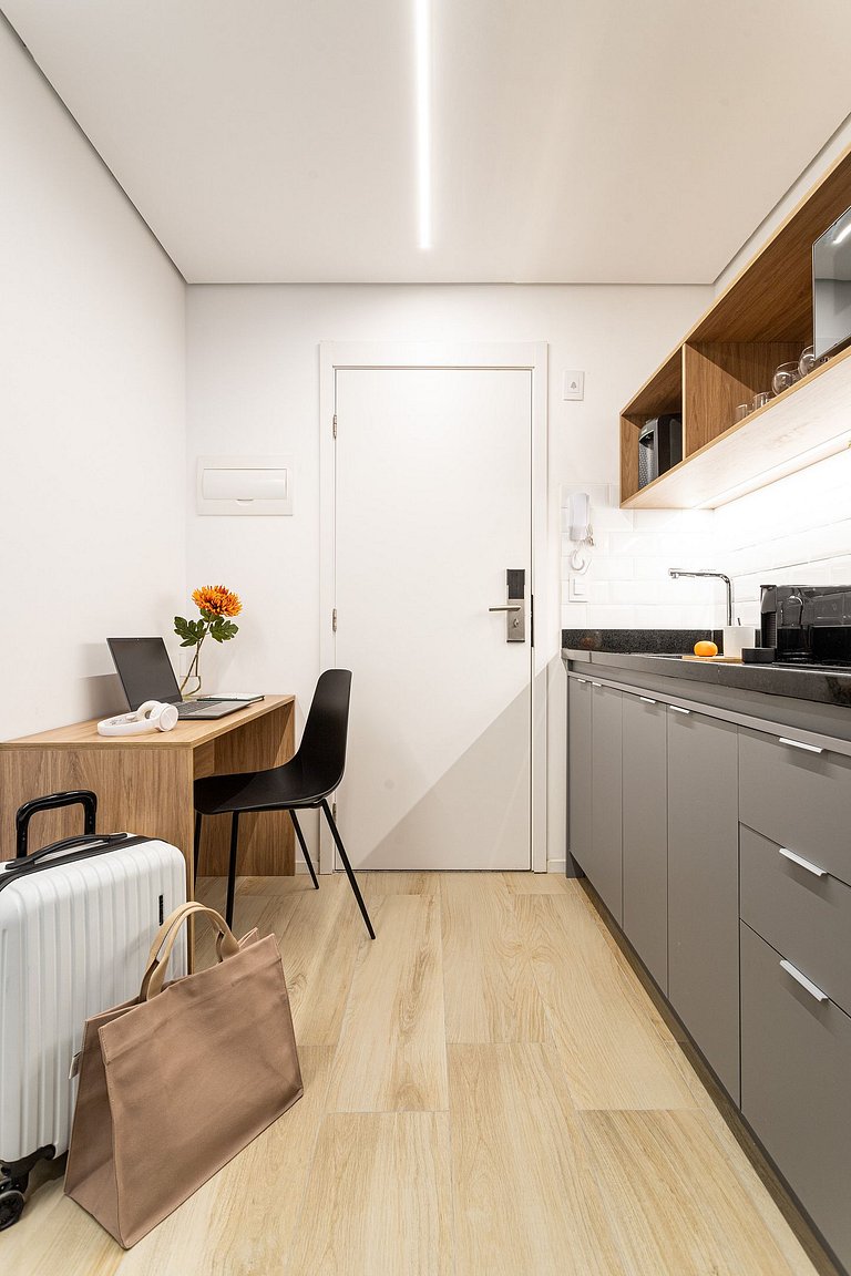 Estúdio com cama queen e varanda próx Av Paulista