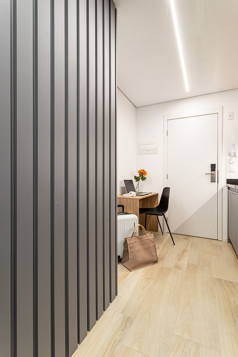 Estúdio com cama queen e varanda próx Av Paulista