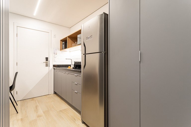 Estúdio com cama queen e varanda próx Av Paulista