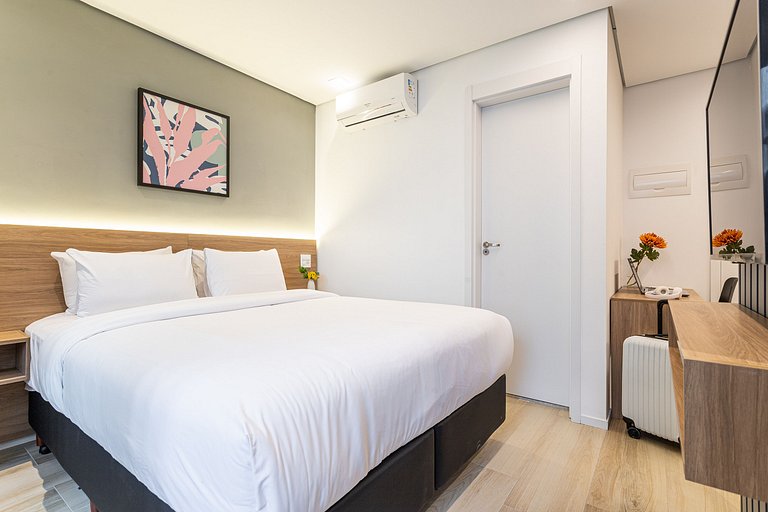 Estúdio com cama queen e varanda próx Av Paulista