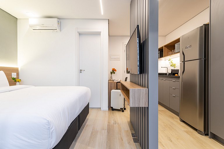 Estúdio com cama queen e varanda próx Av Paulista