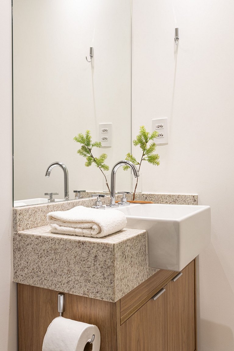 Estúdio com cama queen e varanda próx Av Paulista