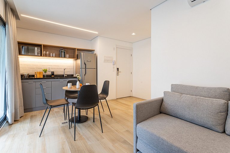 Apto com 2 dorms, varanda a passos da Av Paulista