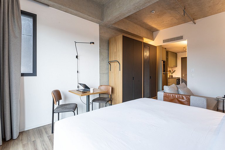 Studio em prédio e piscina | Pinheiros