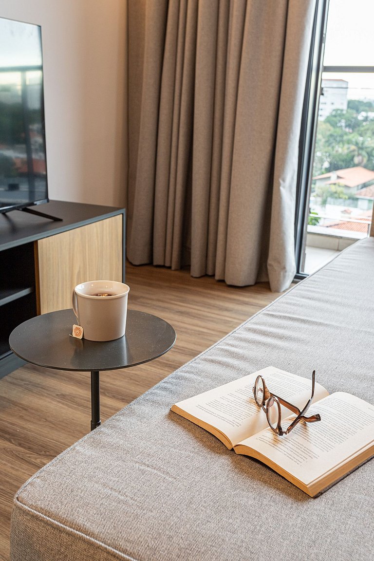 Studio, prédio c academia e café, próx metrô