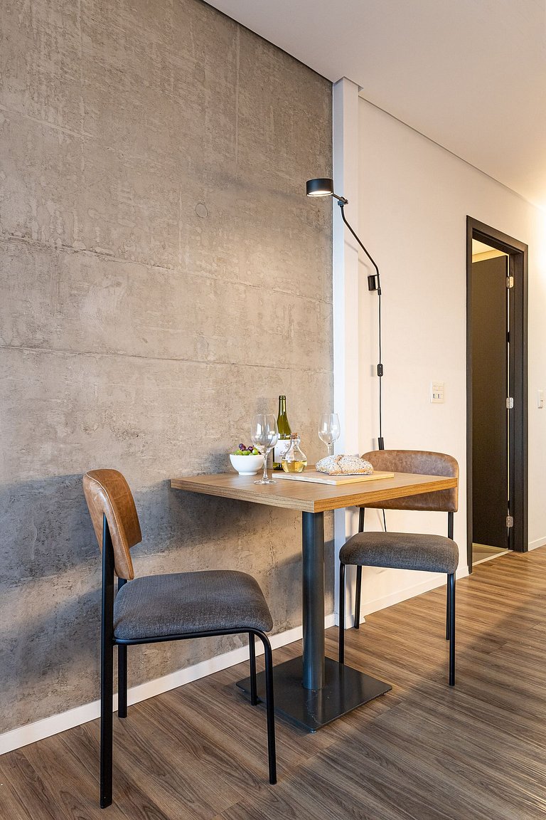 Studio, prédio c academia e café, próx metrô