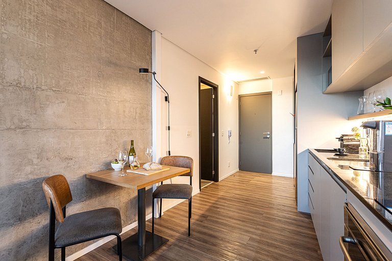 Studio, prédio c academia e café, próx metrô