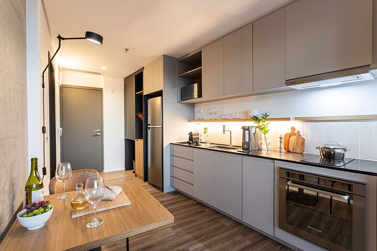 Studio, prédio c academia e café, próx metrô