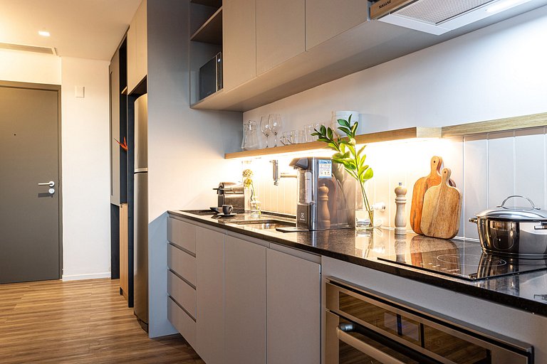 Studio, prédio c academia e café, próx metrô
