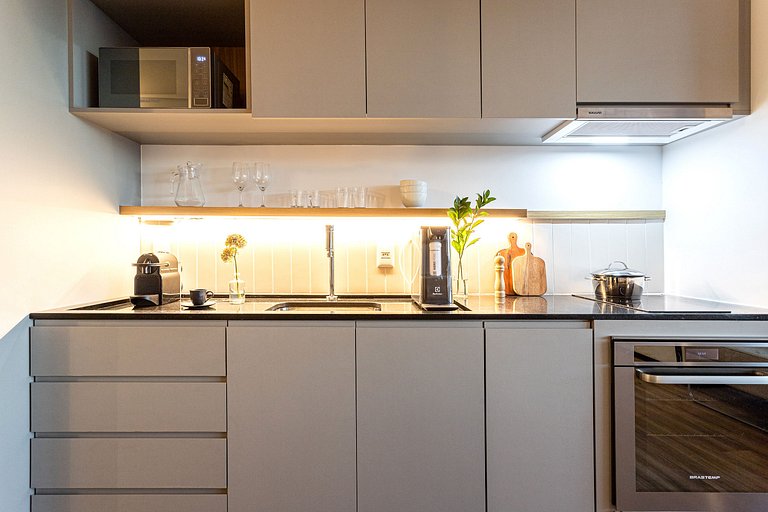 Studio, prédio c academia e café, próx metrô