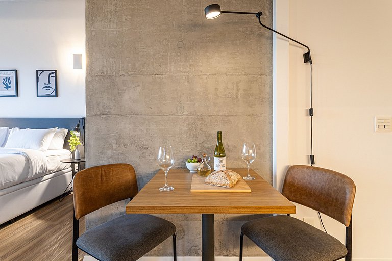 Studio, prédio c academia e café, próx metrô