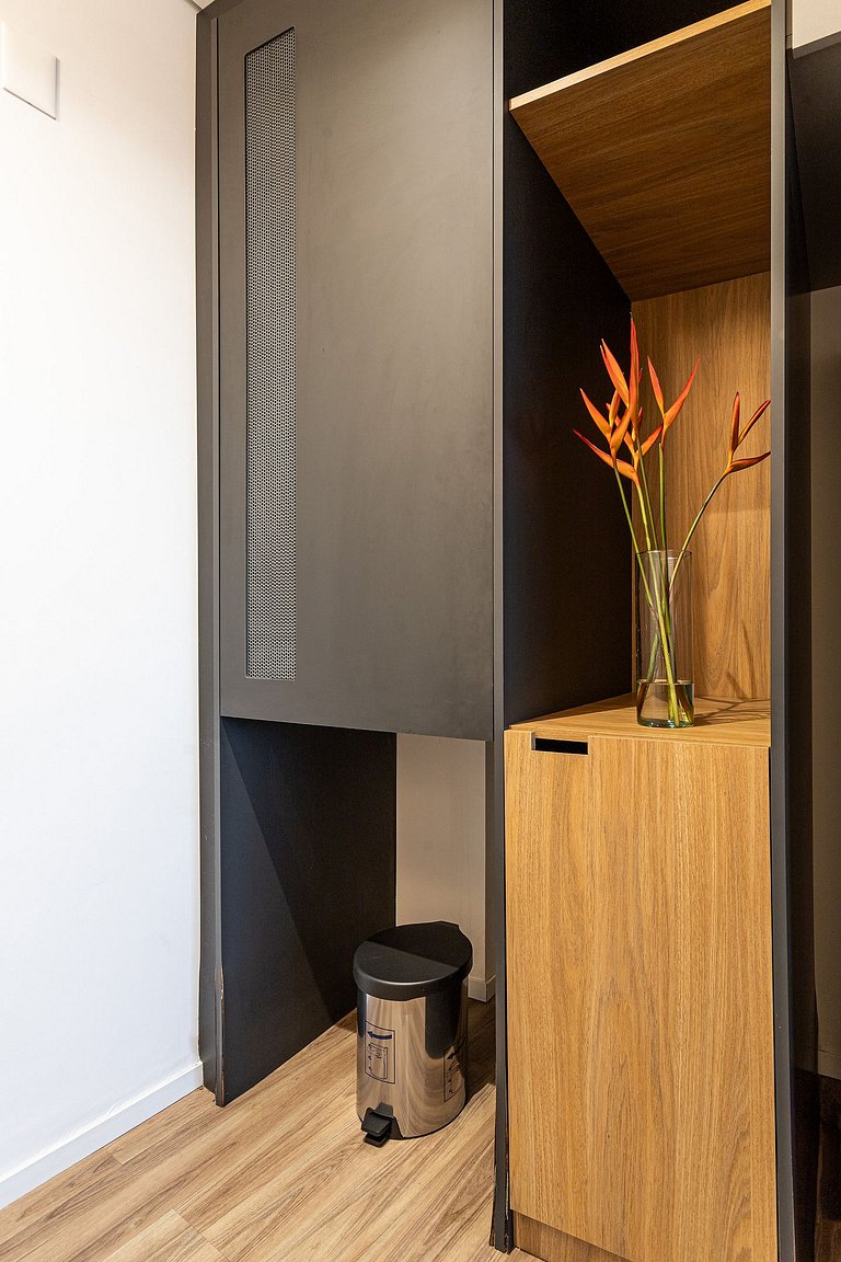 Studio, prédio c academia e café, próx metrô