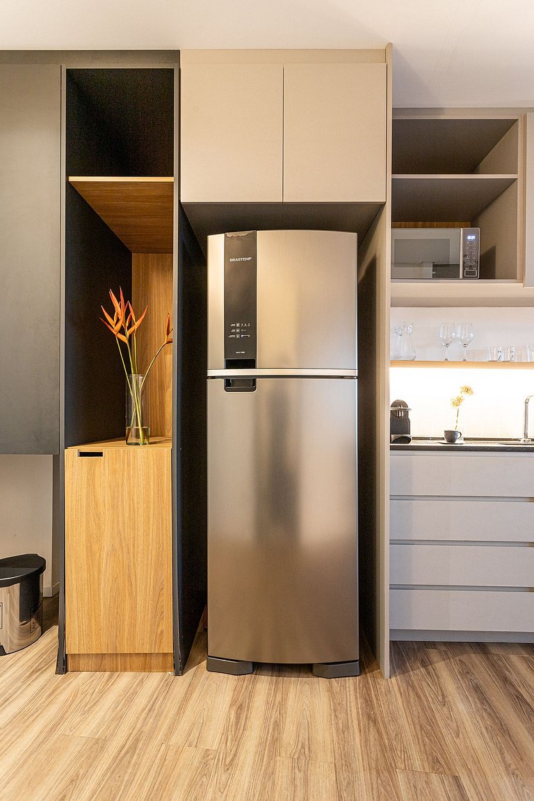 Studio, prédio c academia e café, próx metrô
