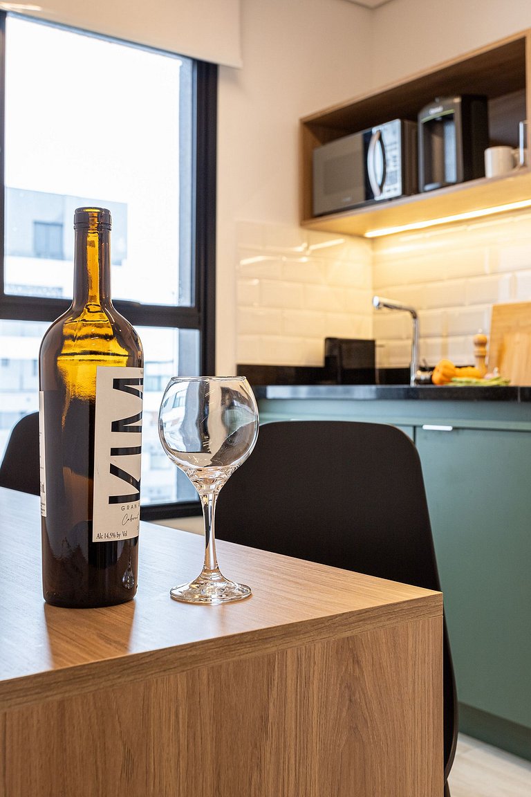 Apto c 1 dorm, varanda, Café Próx à Av Paulista
