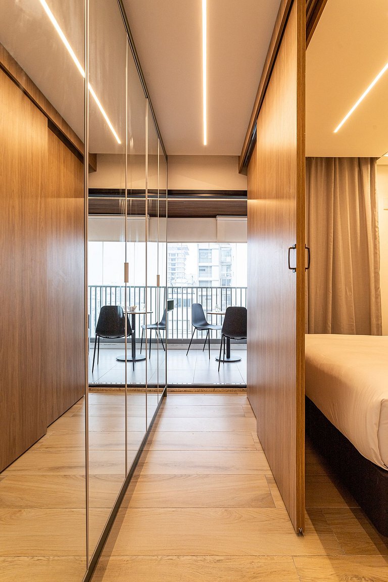 Apto c 1 dorm, varanda, Café Próx à Av Paulista