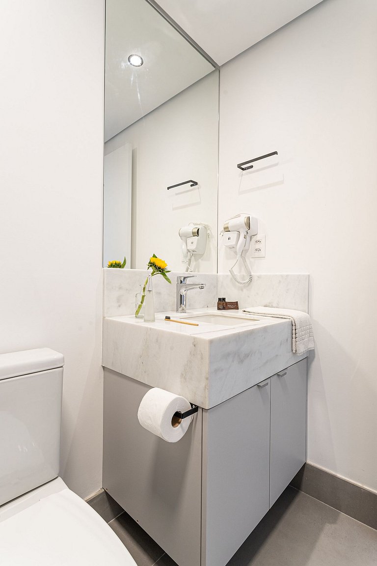 1 quarto c varanda fácil acesso Metrô Faria Lima