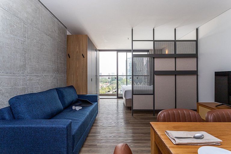 Studio com cama queen e varanda | Estação Fradique