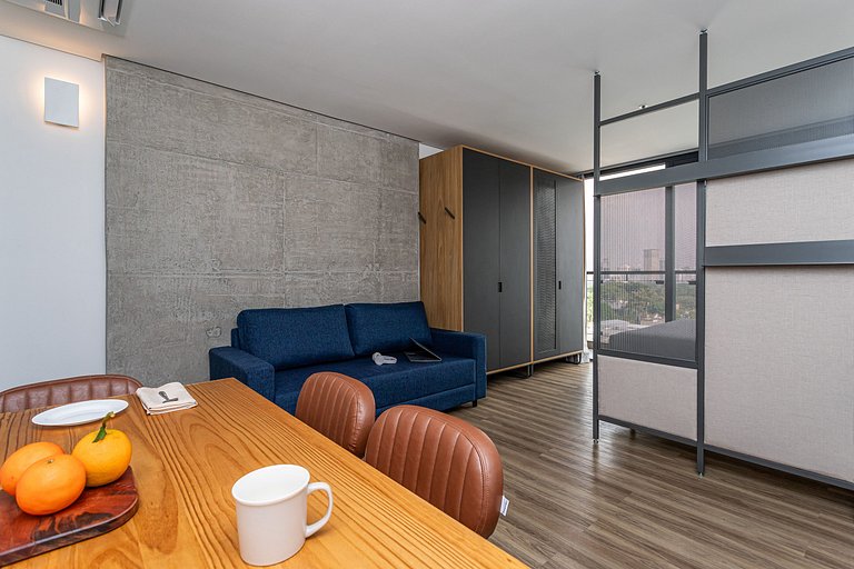 Studio com cama queen e varanda | Estação Fradique