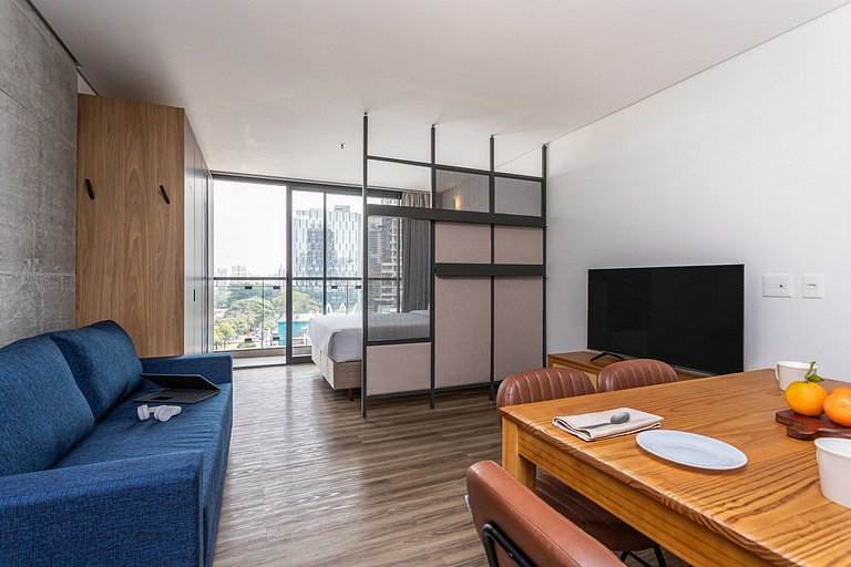 Studio com cama queen e varanda | Estação Fradique