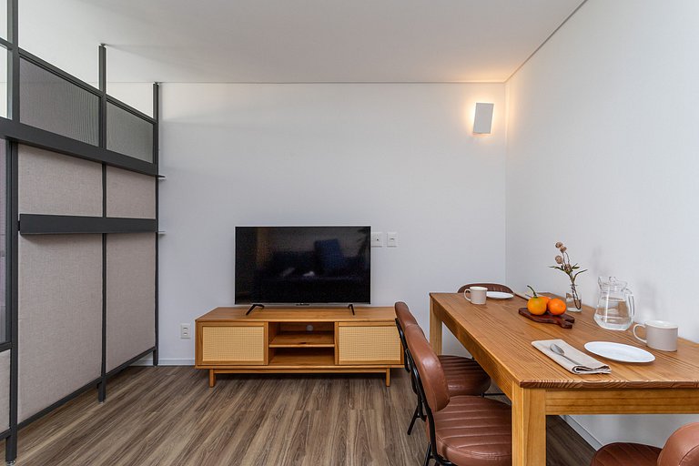 Studio com cama queen e varanda | Estação Fradique