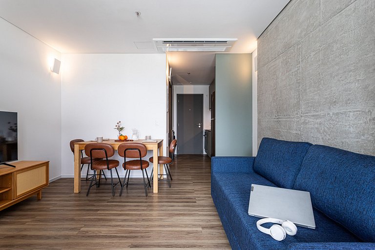 Studio com cama queen e varanda | Estação Fradique
