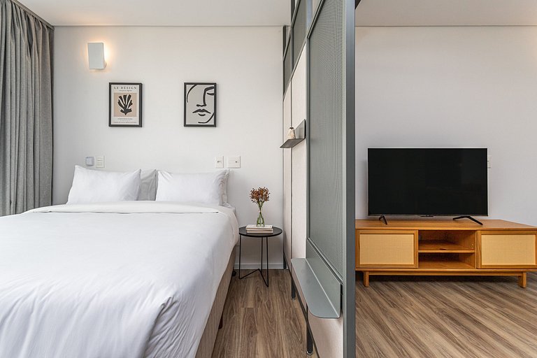 Studio, cama queen, varanda e café |Metrô Fradique