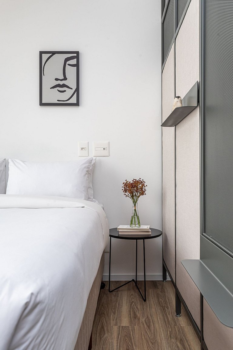Studio, cama queen, varanda e café |Metrô Fradique