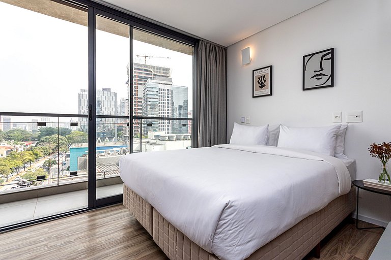 Studio com cama queen e varanda | Estação Fradique