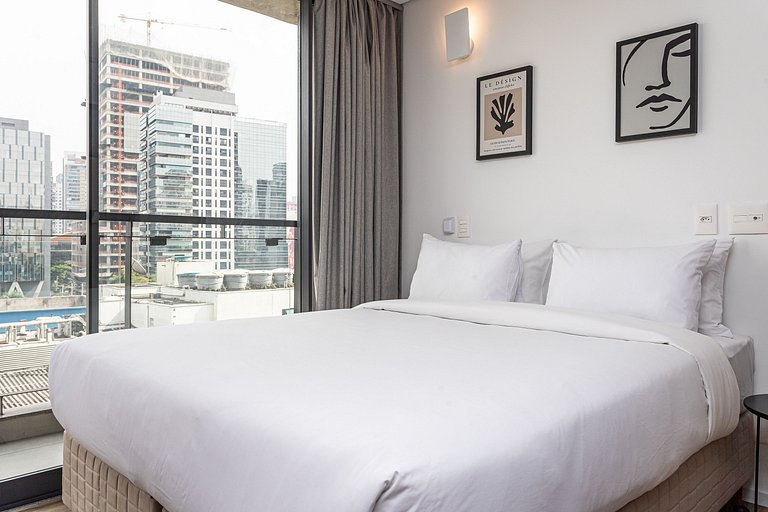 Studio com cama queen e varanda | Estação Fradique
