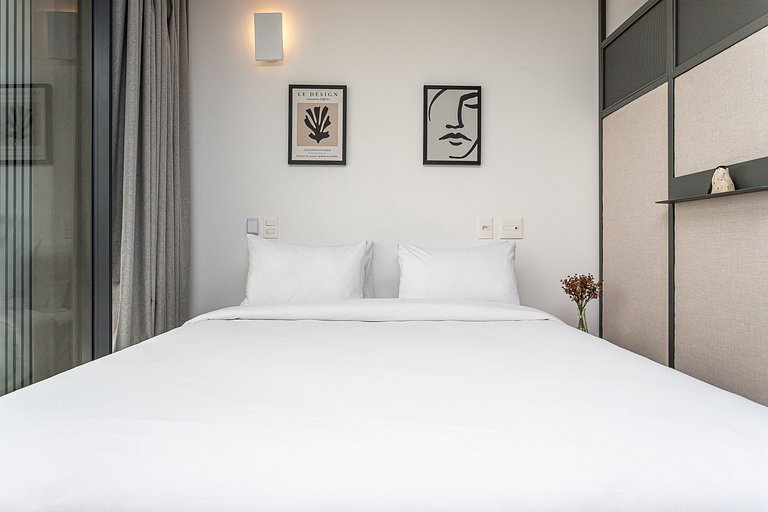 Studio com cama queen e varanda | Estação Fradique