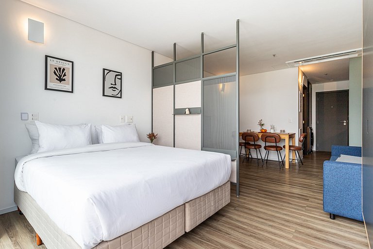Studio, cama queen, varanda e café |Metrô Fradique