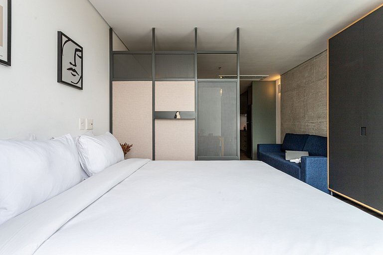 Studio, cama queen, varanda e café |Metrô Fradique
