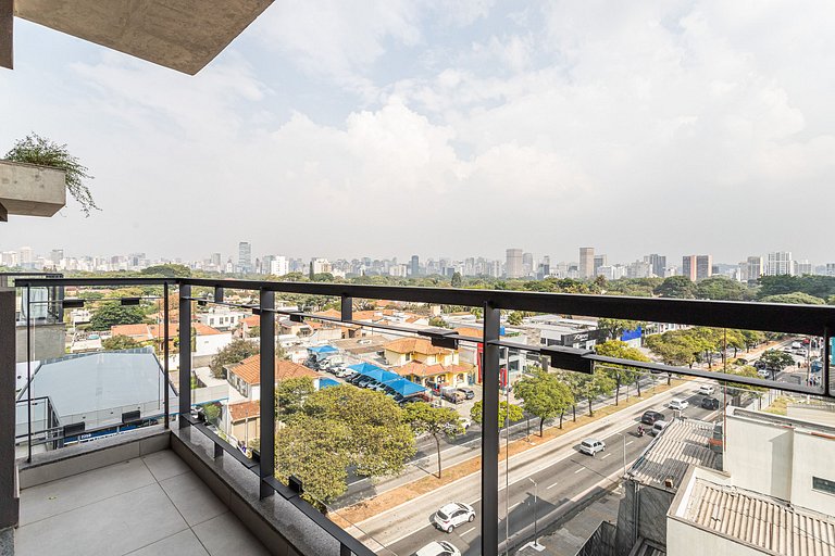Studio com cama queen e varanda | Estação Fradique